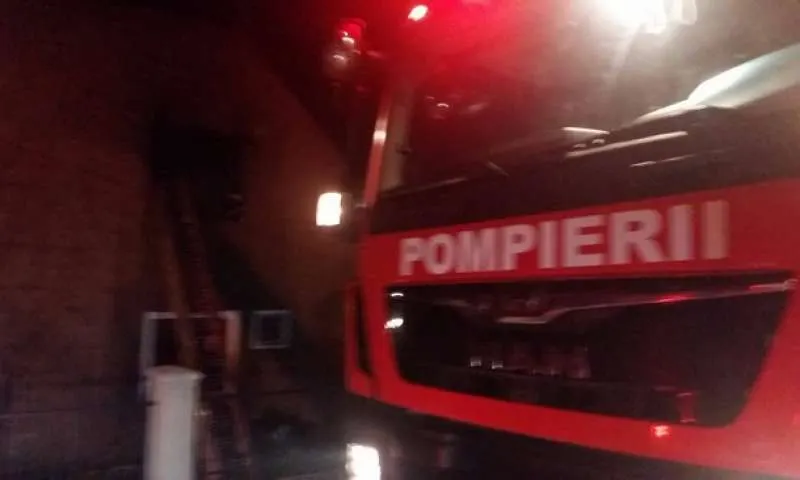 Bătrână de 93 de ani, moartă după ce focul i-a cuprins locuinţa. Femeia stătea într-o căsuţă de doar de cinci metri pătraţi