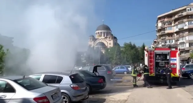 Incendiu la doi pași de sediul ISU Hunedoara. Un autoturism a luat foc