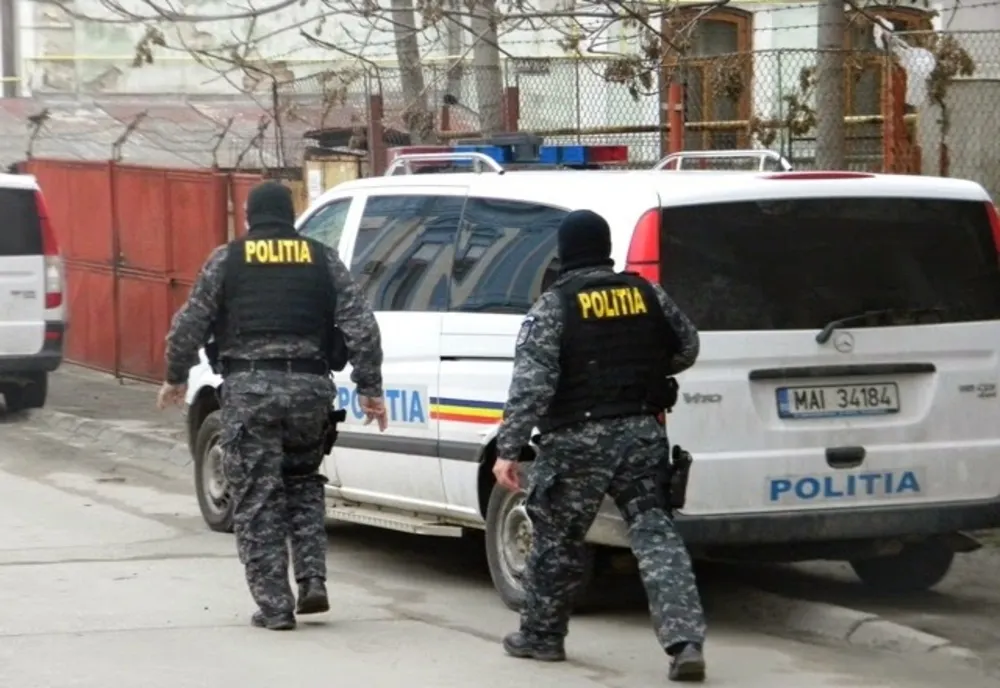Percheziții cu mascații la Turdaș. Doi tineri, reținuți de polițiștii de la „Transporturi Feroviare”