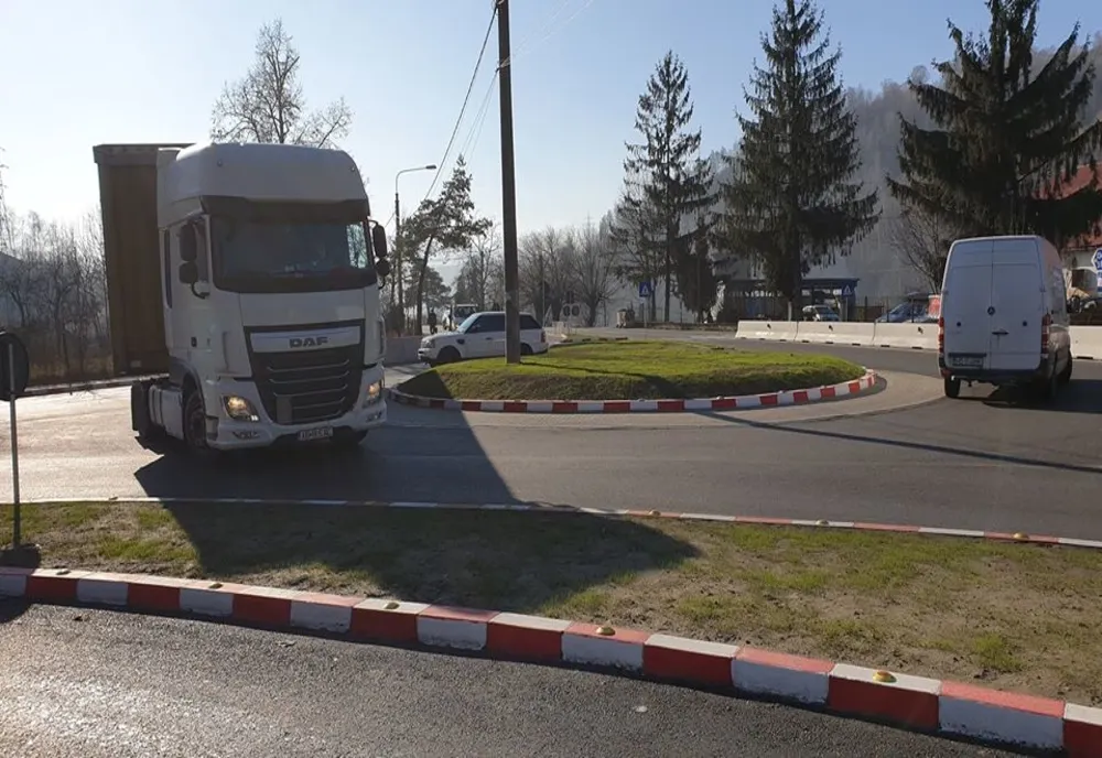 Sens giratoriu în cea mai periculoasă intersecție de pe DN 66