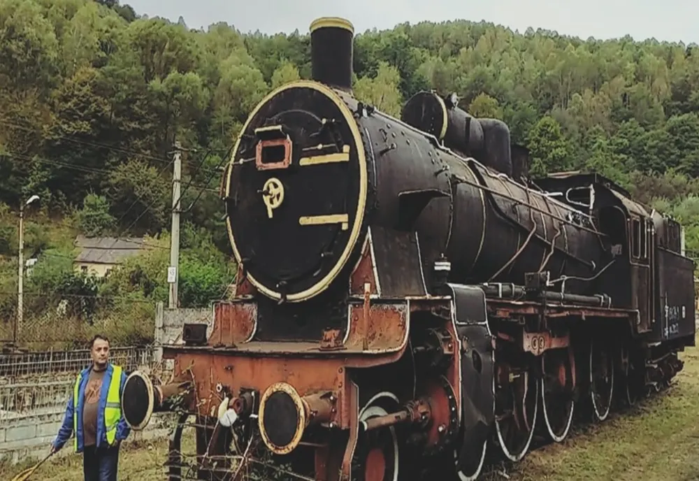 FOTO| O locomotivă cu abur, veche de opt decenii, expusă la Brad 