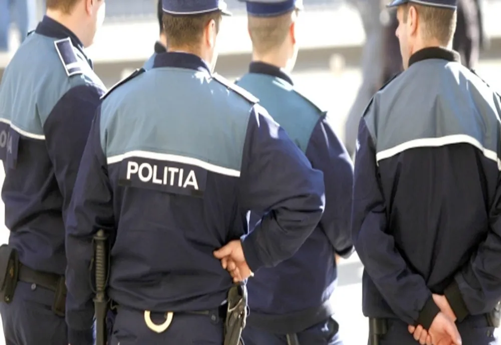 Polițiști agresați de un bărbat 