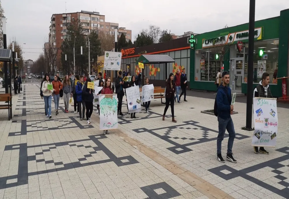 Marș pe pietonala din Hunedoara. Elevii atrag atenția cu privire la schimbările climatice