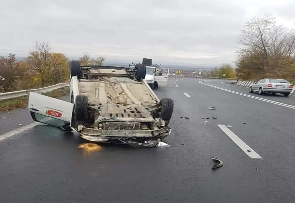Cascadorie fără voie pe dealul Hațegului. O mașină de la „Fares” Orăștie, cu roțile în sus