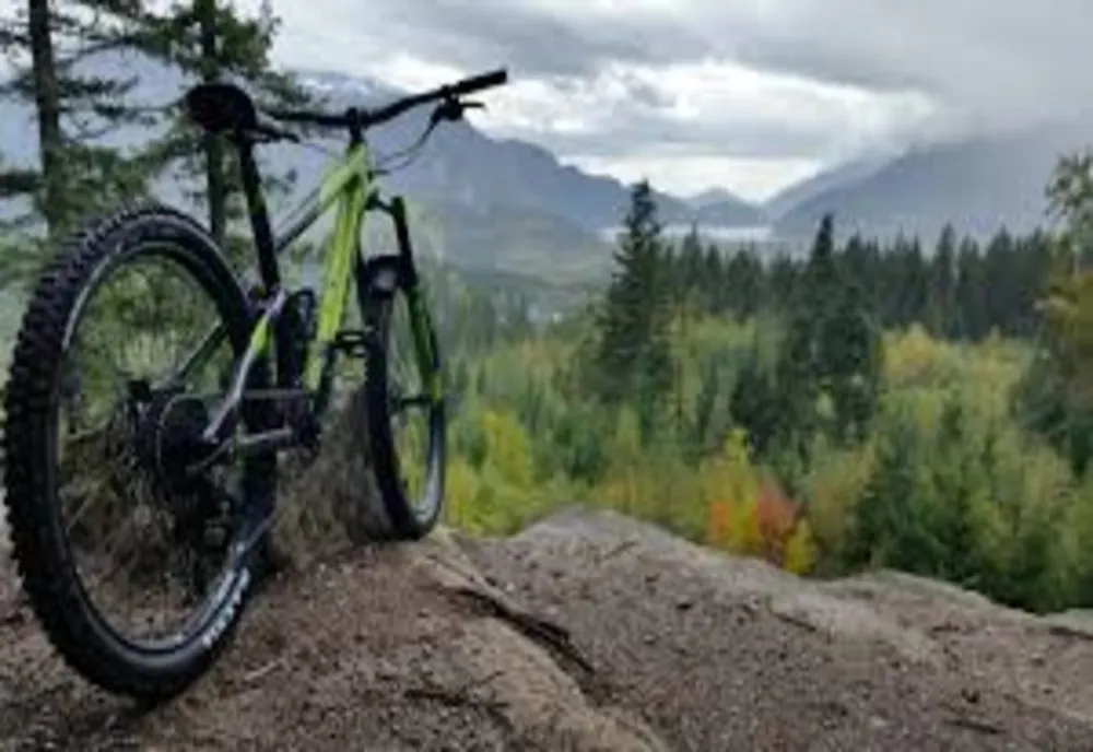 Turiștii "ademeniți" cu trasee de bicicliști