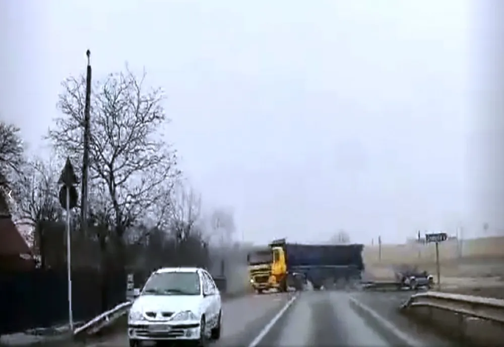Șoferul camionului care a fost pe punctul de a provoca o tragedie pe DN 7 a fost identificat de polițiști