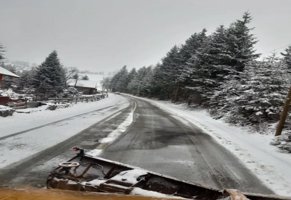 Se circulă în condiții de iarnă pe multe drumuri naționale din țară