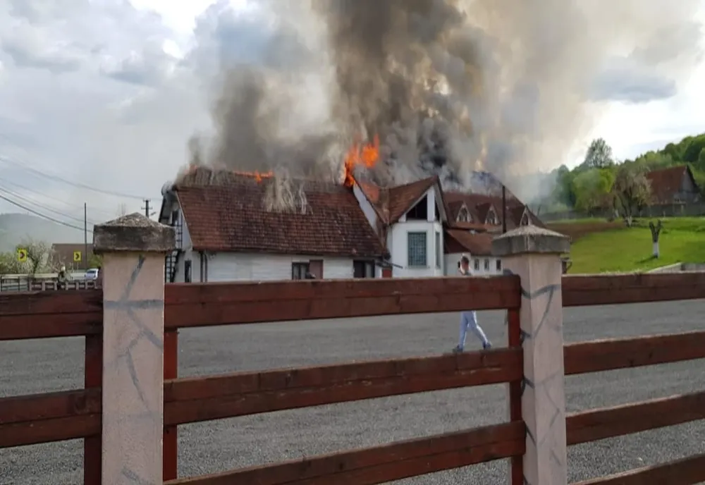 Incendiu cu risc crescut, la Luncoiu de Jos, într-un fost hotel în care se aflau 18 butelii