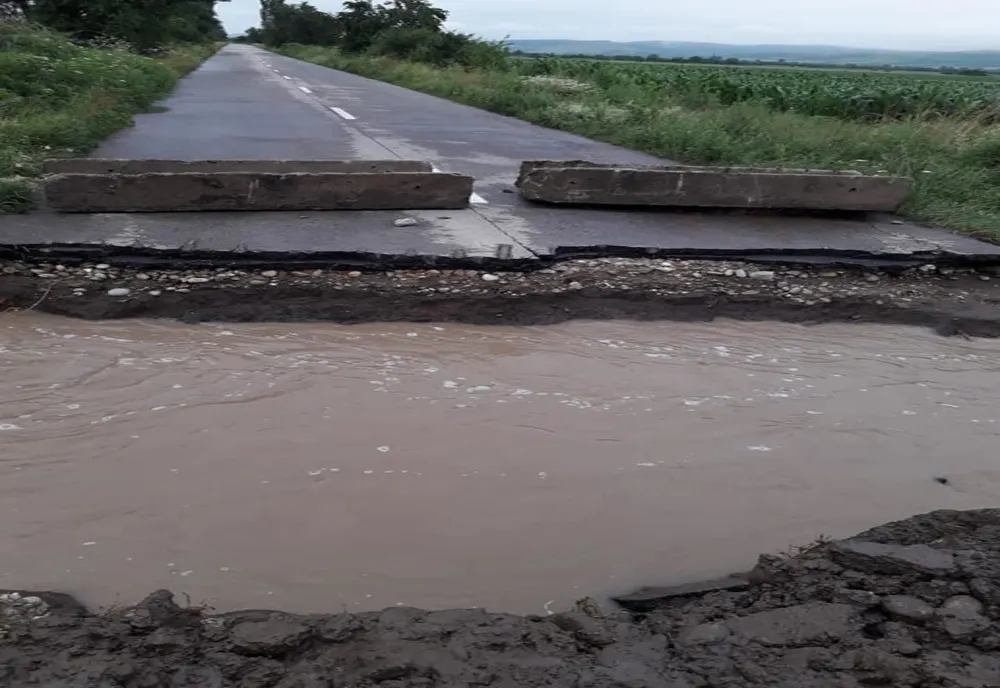 37 de gospodării din 18 localități afectate de ploile abundente de aseara