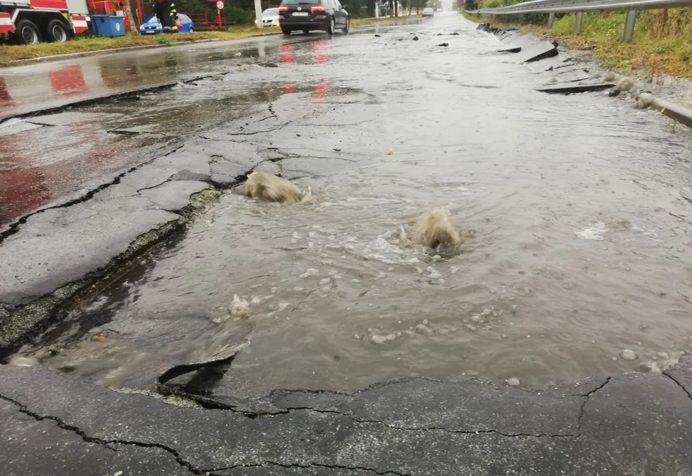 Probleme după ploaia torențială: sistem de canalizare surpat, locuințe inundate