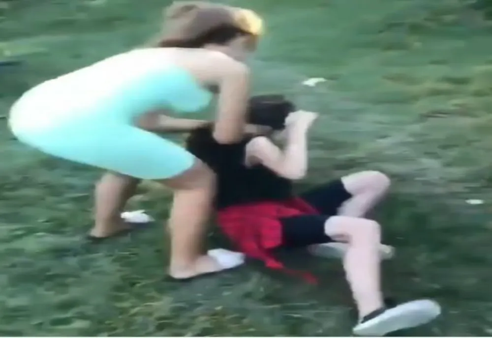 Fată luată la bătaie de o adolescentă, în timp ce prietenii filmau scena
