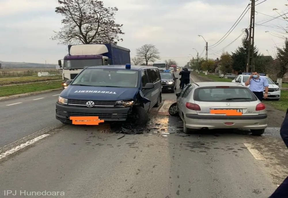 Hunedoara: Un șofer băut a lovit o mașină a Jandarmeriei