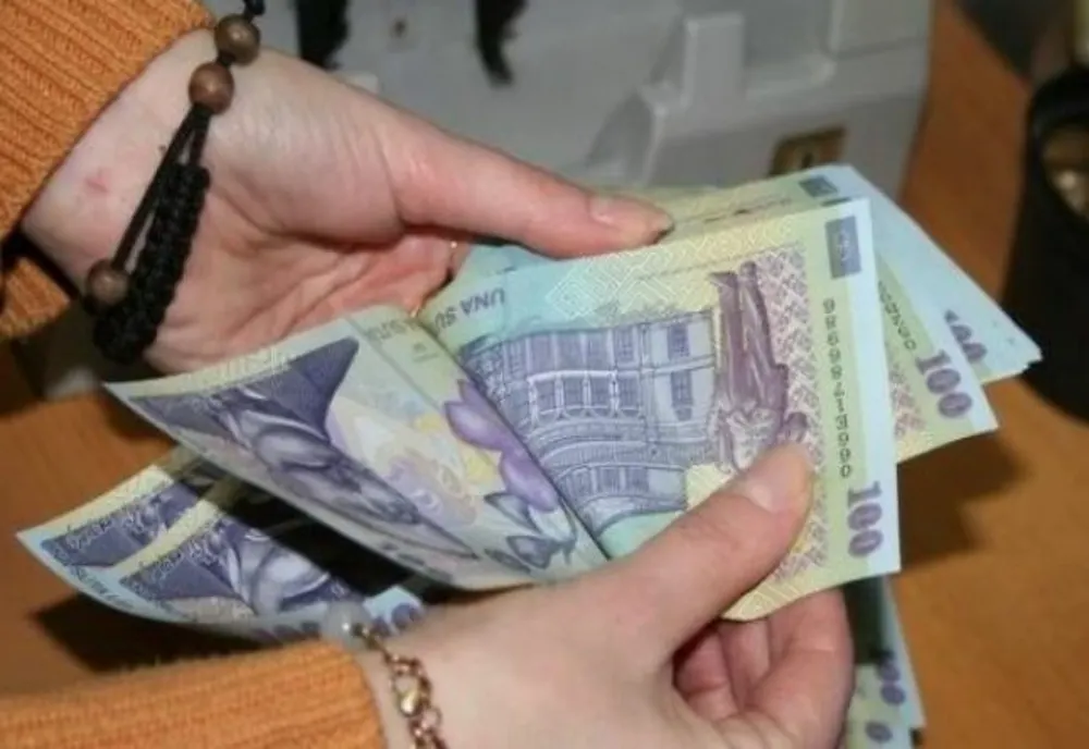 O femeie a rămas fără economii după ce a primit în casă doi falși instalatori
