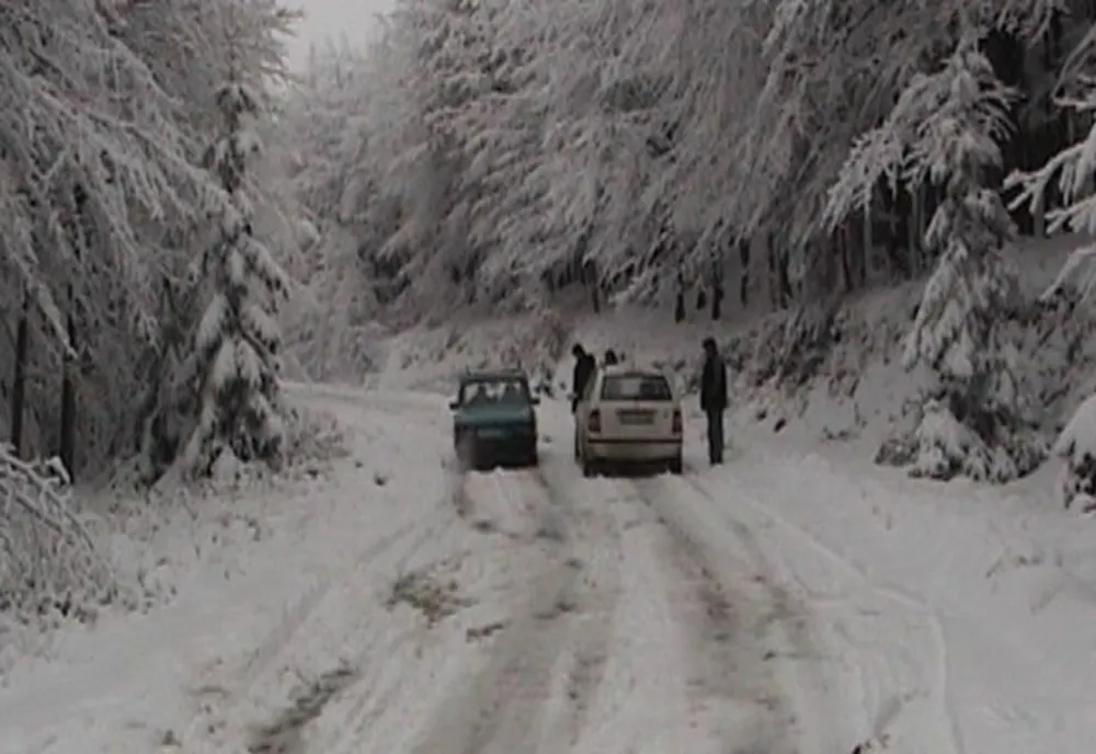 Dacă vreți să profitați de zăpada de la munte, informați-vă din timp asupra stării drumurilor care duc în stațiunile montane