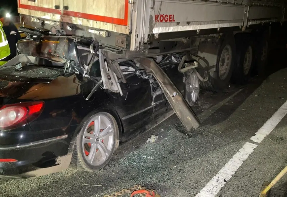 Tânăr din Lupeni, mort după ce a intrat cu mașina sub un TIR