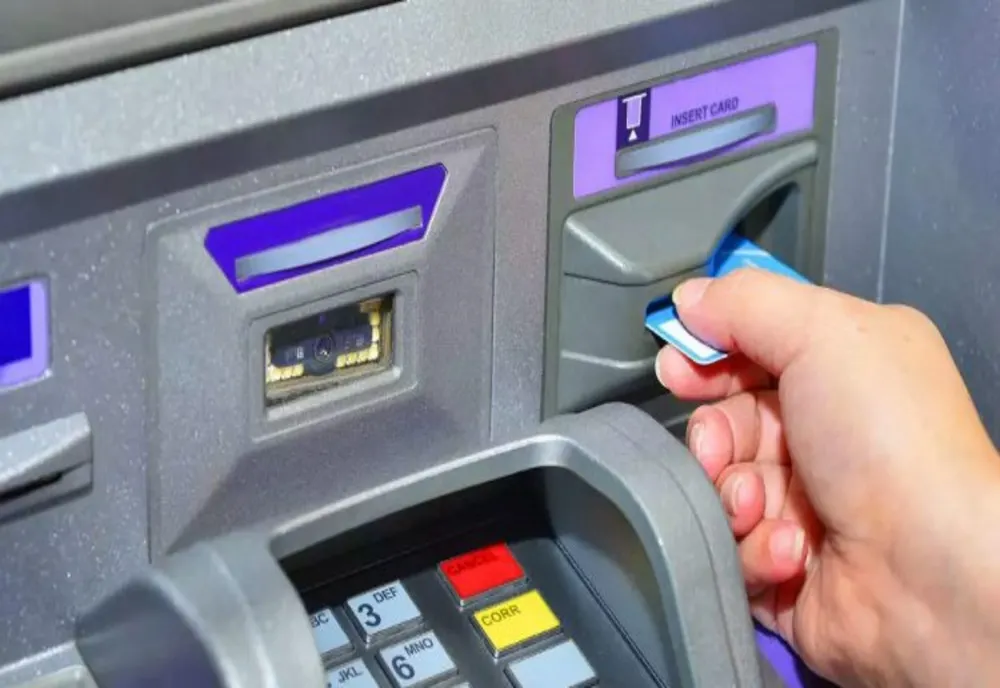 A dat atacul la bancomat cu ... lipici