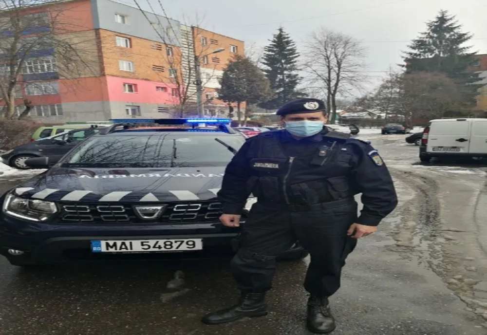 Hoții au atacat o mamă care-și plimba copilul. Un jandarm i-a sărit femeii în ajutor