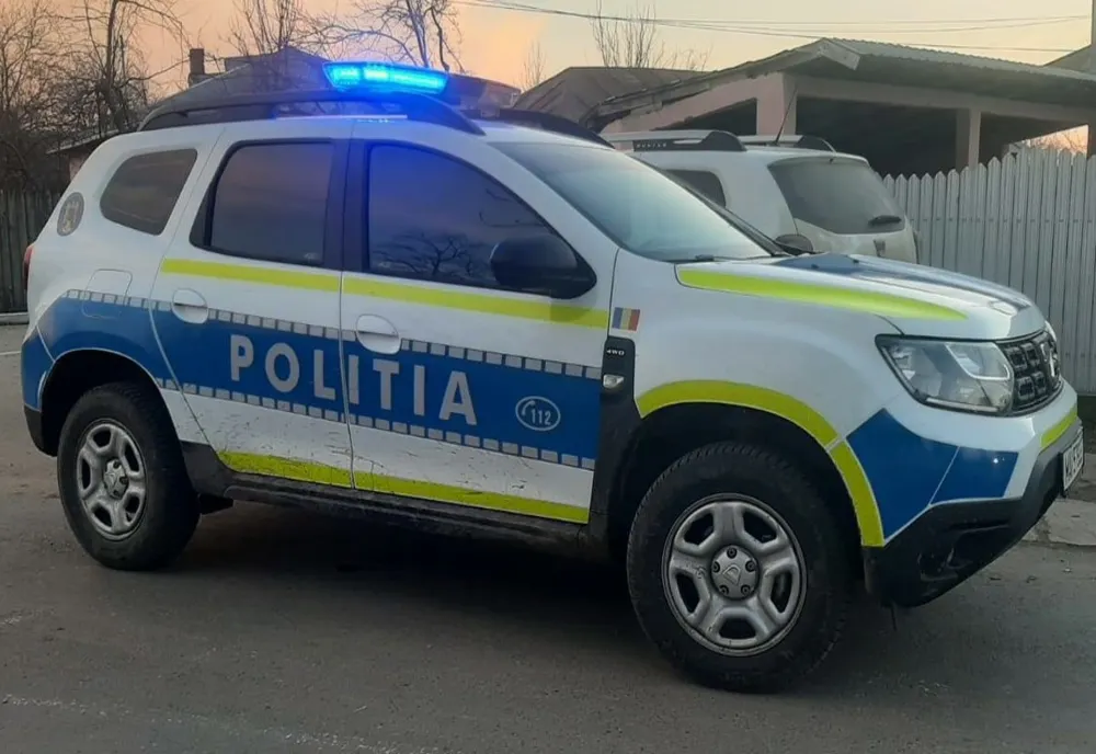 Tineri din Petroșani cercetați după ce au agitat un pistol pe geamul mașinii