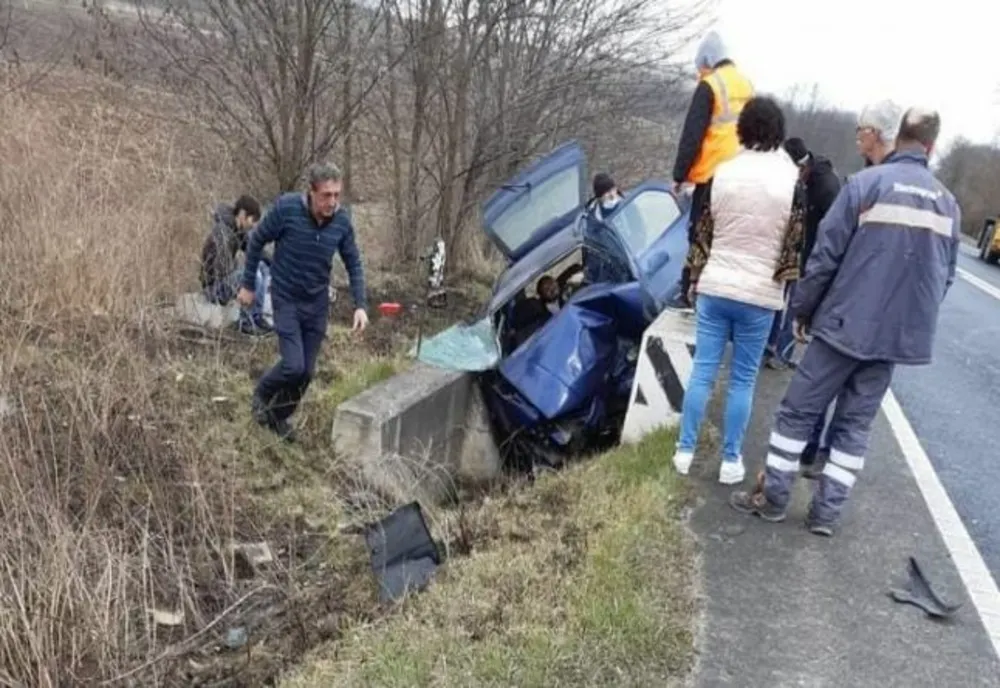 Accident rutier grav pe şoseaua Haţeg - Petroşani: A încercat să evite un alt autoturism și a intrat într-un cap de pod