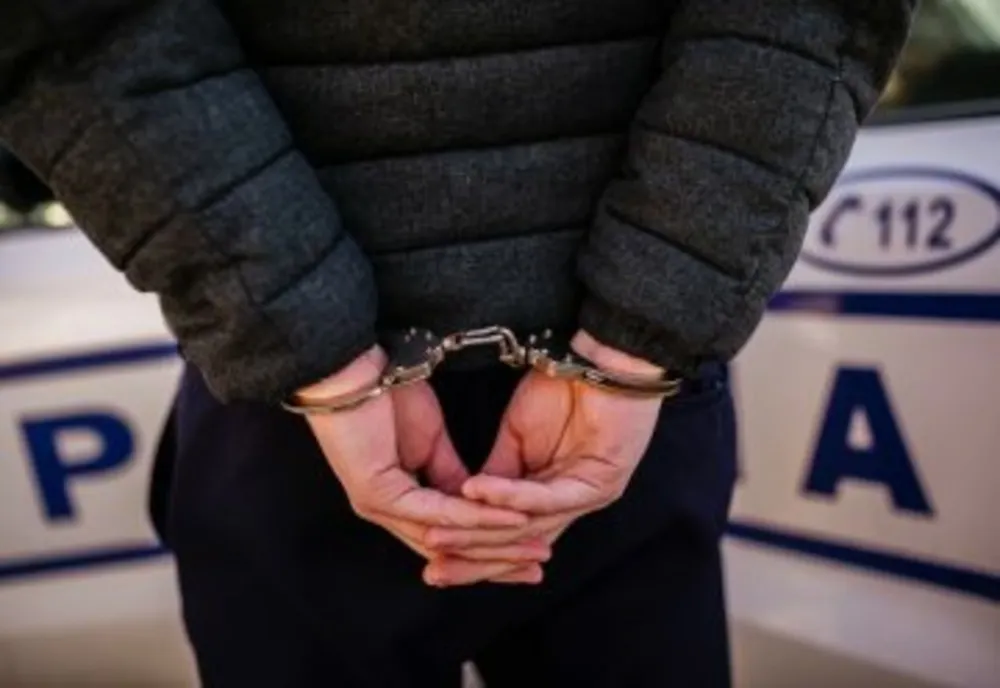 Tânăr din Hunedoara, reţinut pentru furturi dintr-o sală de jocuri şi dintr-un hotel din Târgu Jiu