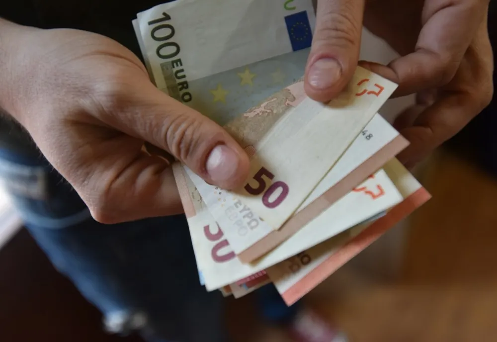 Bani pentru disponibilizații de la CEH: aproximativ 10 mii de euro
