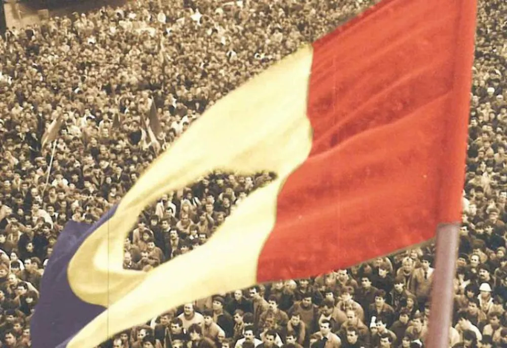 Zeci de români, decorați pentru rolul în victoria Revoluției din 1989. Klaus Iohannis a semnat decretele