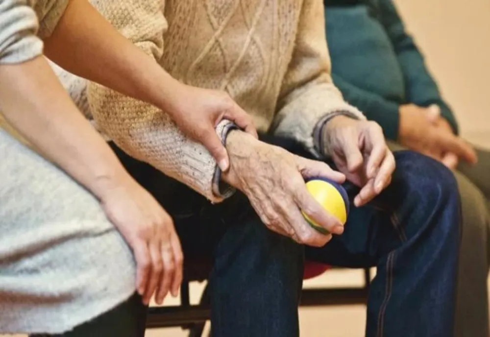 Primăria Deva caută voluntari dispuşi să ajute persoanele în vârstă