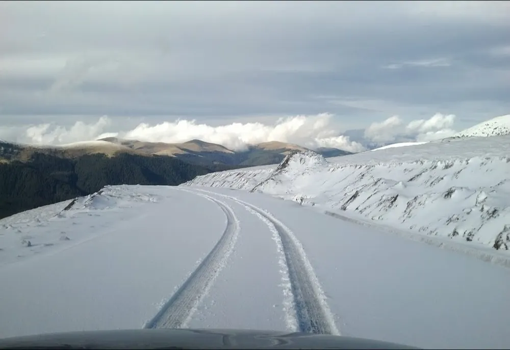 Circulaţia pe Transalpina, închisă pe tronsonul Novaci – Rânca din cauza viscolului