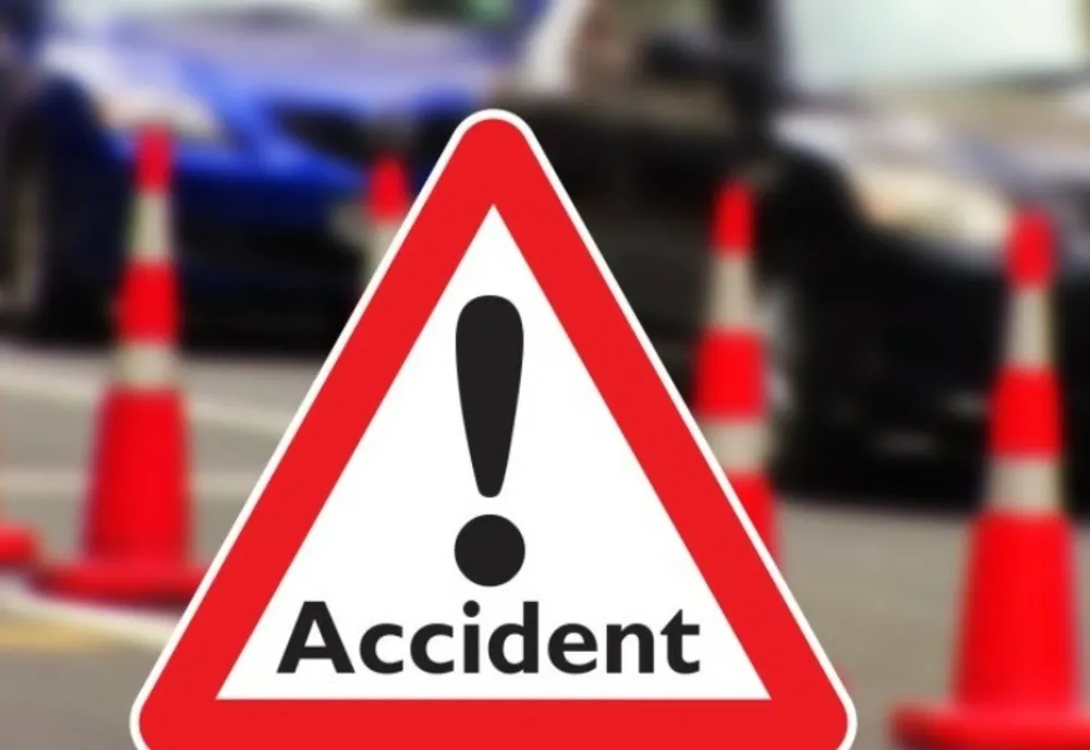 A urcat la volan fără permis de conducere și s-a înfipt cu mașina într-un parapet