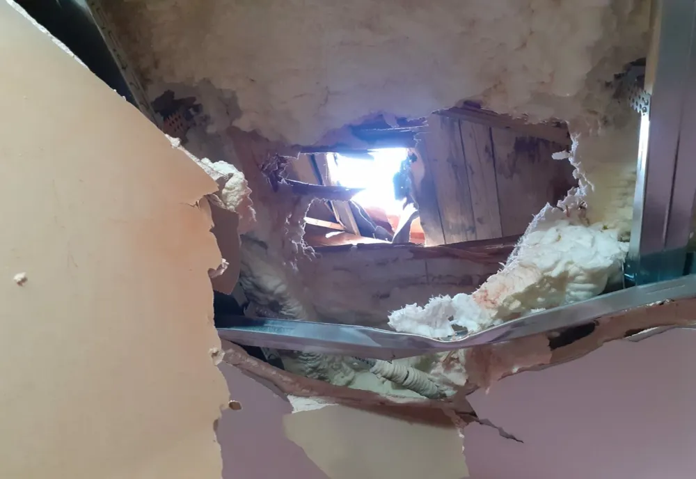 Fenomen bizar la Hunedoara. Un bolovan "căzut din cer" a făcut praf acoperișul unei case