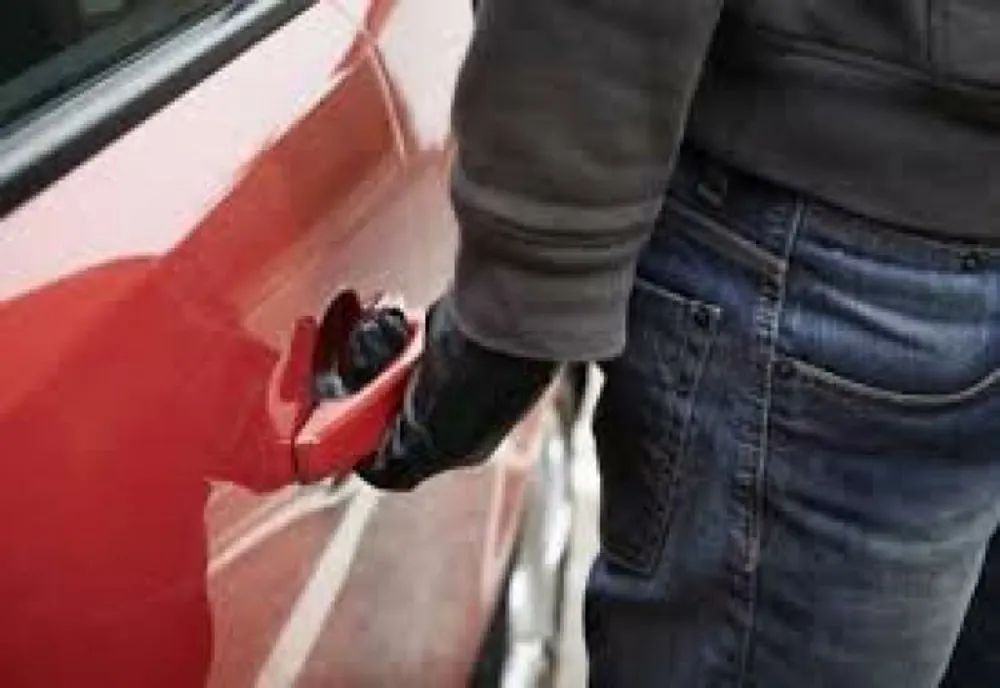 Tânăr reţinut de poliţişti după ce a încercat să spargă două mașini