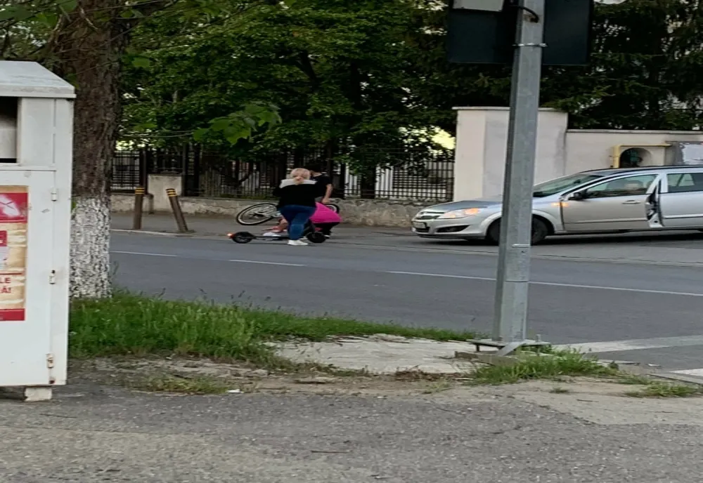 Fetiță aflată pe o trotinetă electrică, rănită într-un accident rutier