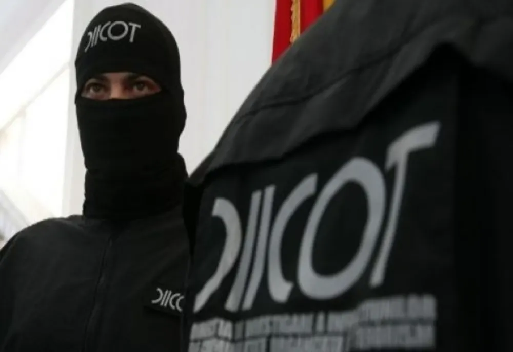 Cămătari din Hunedoara, prinşi de DIICOT; acordau împrumuturi cu dobândă de 100% şi îi băteau pe datornici