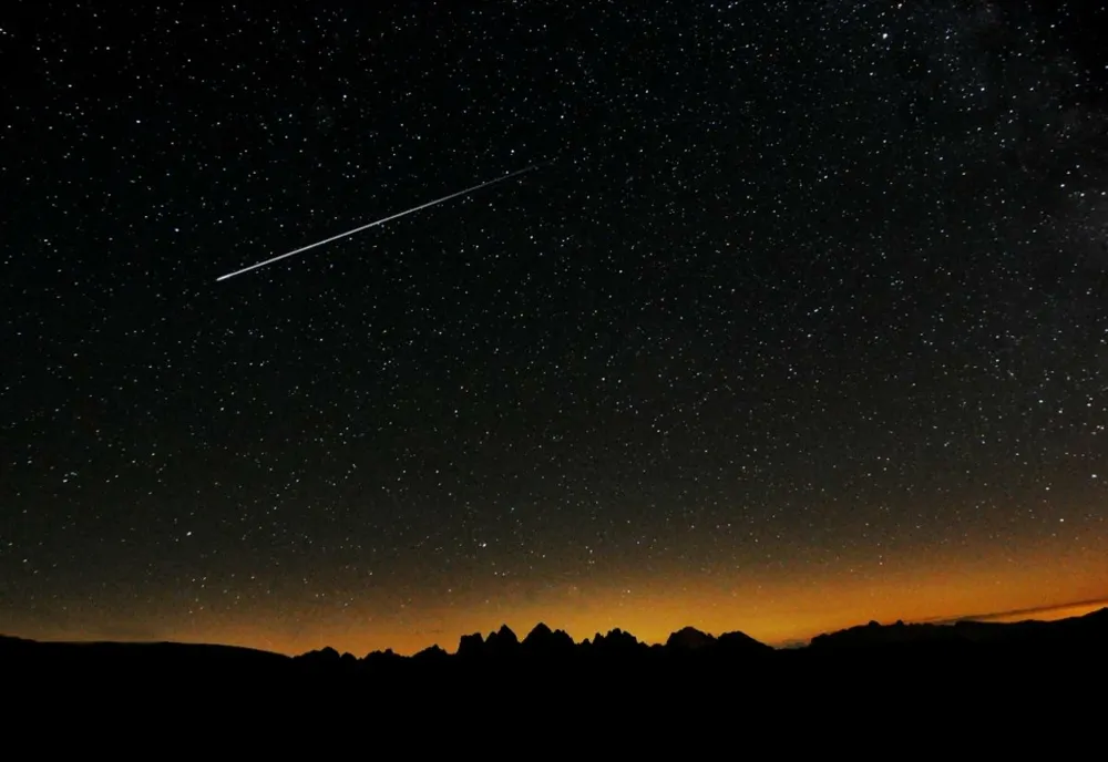 Stele căzătoare în valuri, în noaptea de joi spre vineri. Ce spun astronomii despre Leonide
