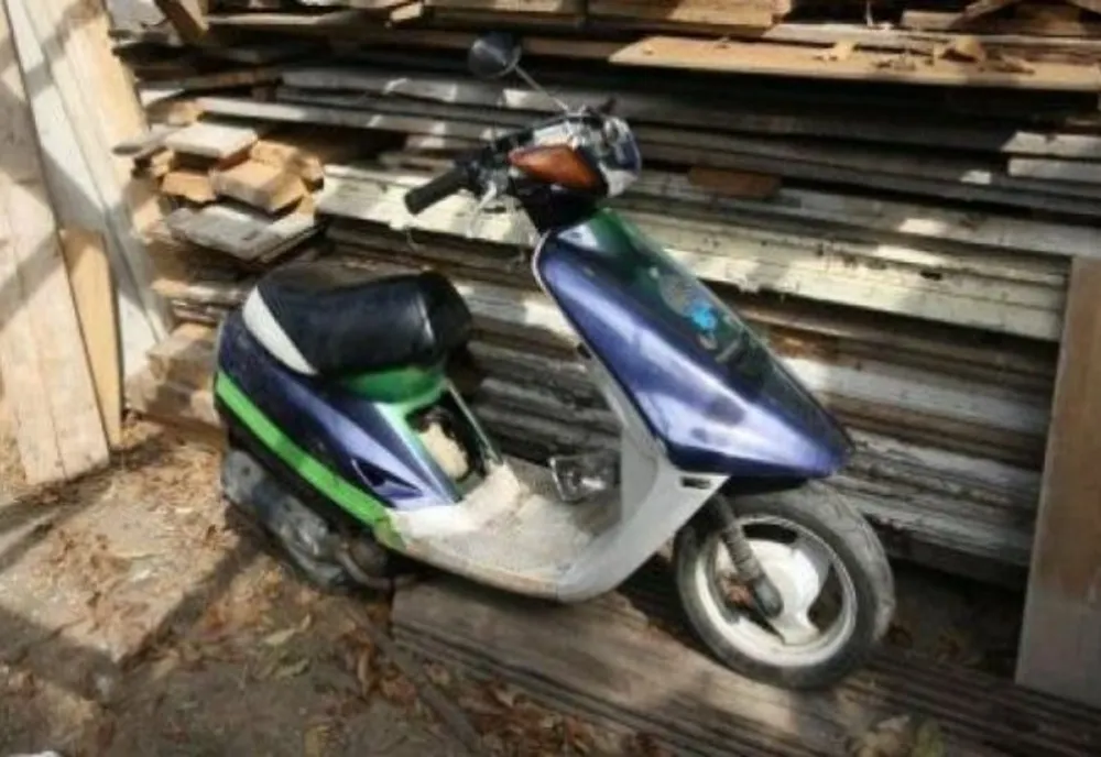 Hoț prins cu cazanul de țuică furat pe moped. Nu avea nici permis de conducere