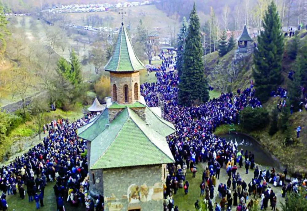 Incendiu la Mănăstirea Prislop, unde se află mormântul lui Arsenie Boca