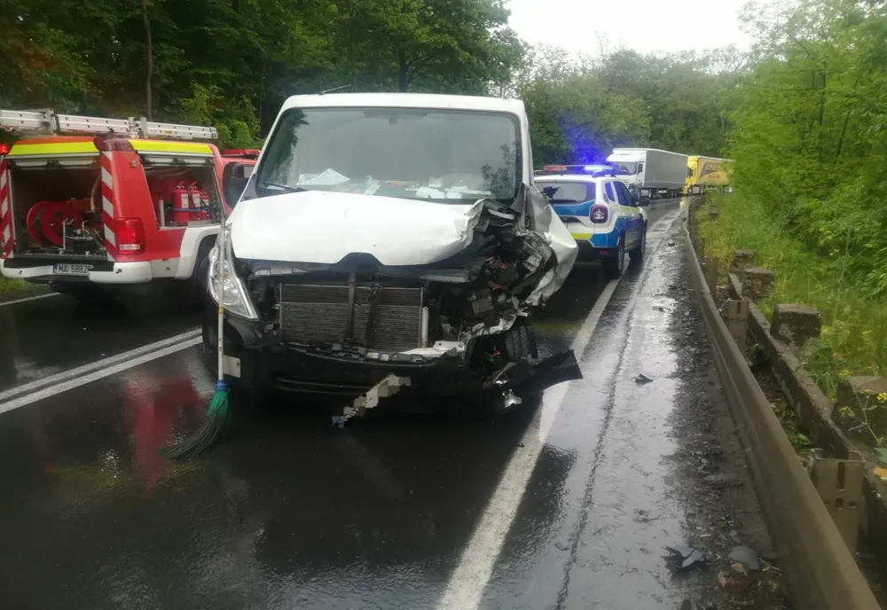 Accident între două microbuze, intervin pompierii