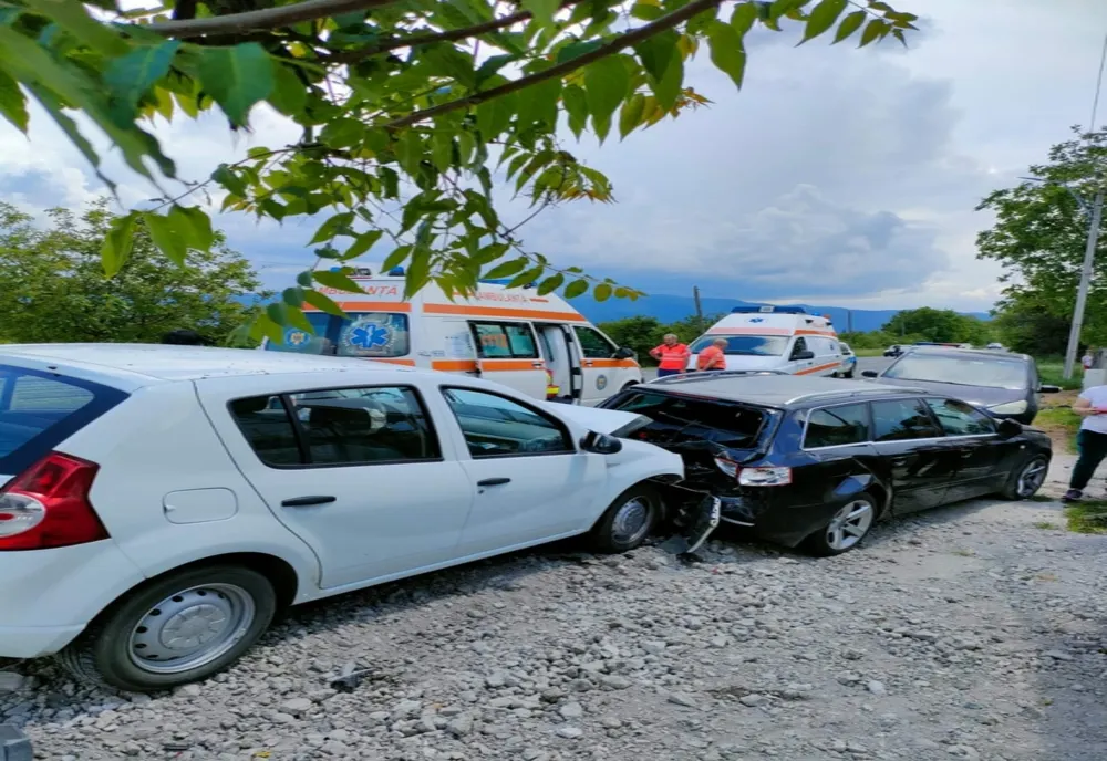 Accident mortal în județul Hunedoara. Un șofer de 81 de ani a pierdut controlul volanului și a provocat un accident în lanț