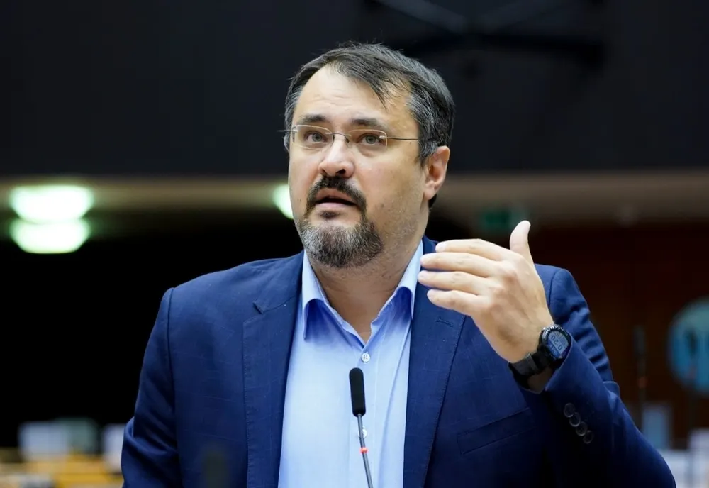GUVERNUL RISCĂ SĂ RENUNȚE LA 3 MILIARDE DE EURO DIN PNRR, AVERTIZEAZĂ CRISTIAN GHINEA