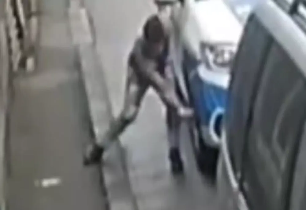 Un hunedorean supărat foc pe reprezentanții legii. A înțepat, cu cuțitul, roțile mașinii de poliție