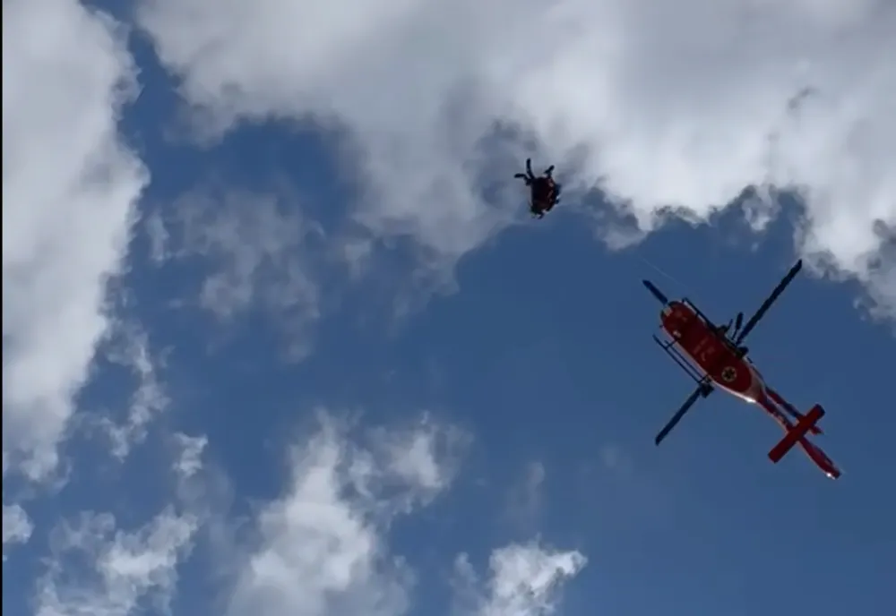 SALVARE DRAMATICĂ ÎN MASIVUL RETEZAT. FEMEIE CĂZUTĂ ÎNTR-O RÂPĂ ADÂNCĂ DE 15 METRI, TRANSPORTATĂ CU ELICOPTERUL LA SPITAL
