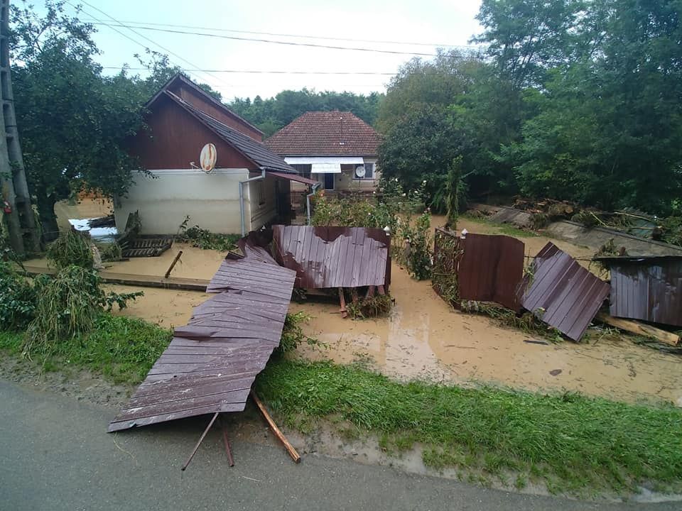 38228841_668074663555668_8212761443217440768_n