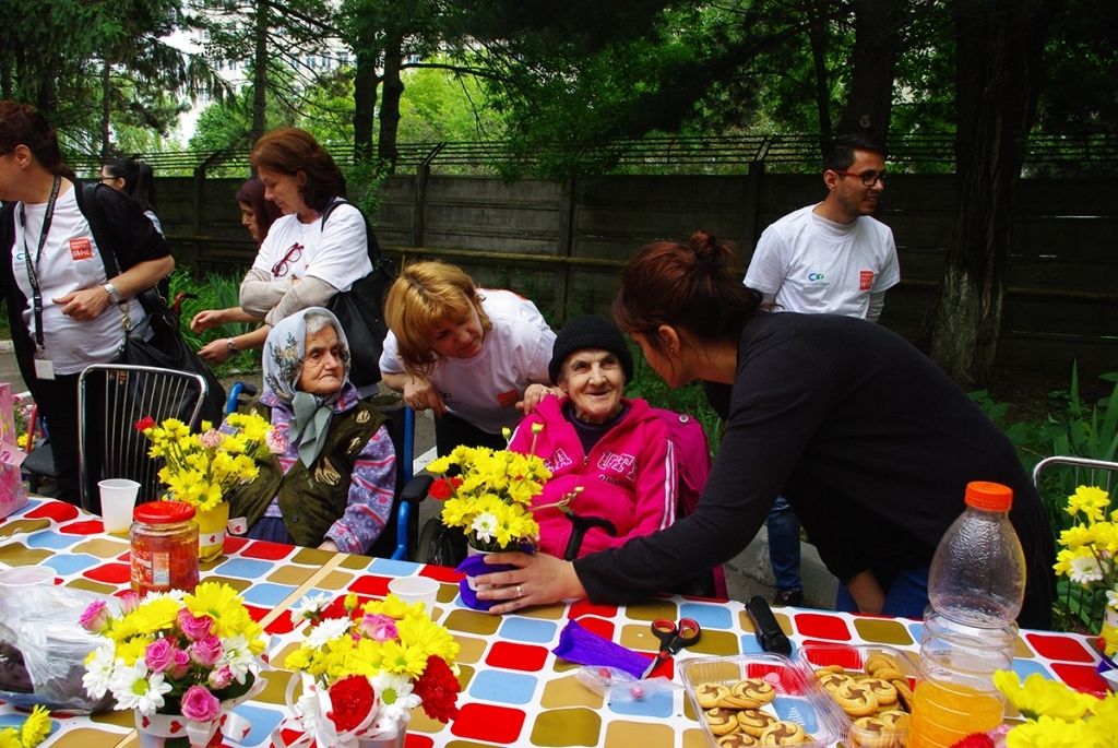 „Ziua Internațională a Vârstnicilor”: Flori pentru seniorii din Deva și din centrele de îngrijire din județ