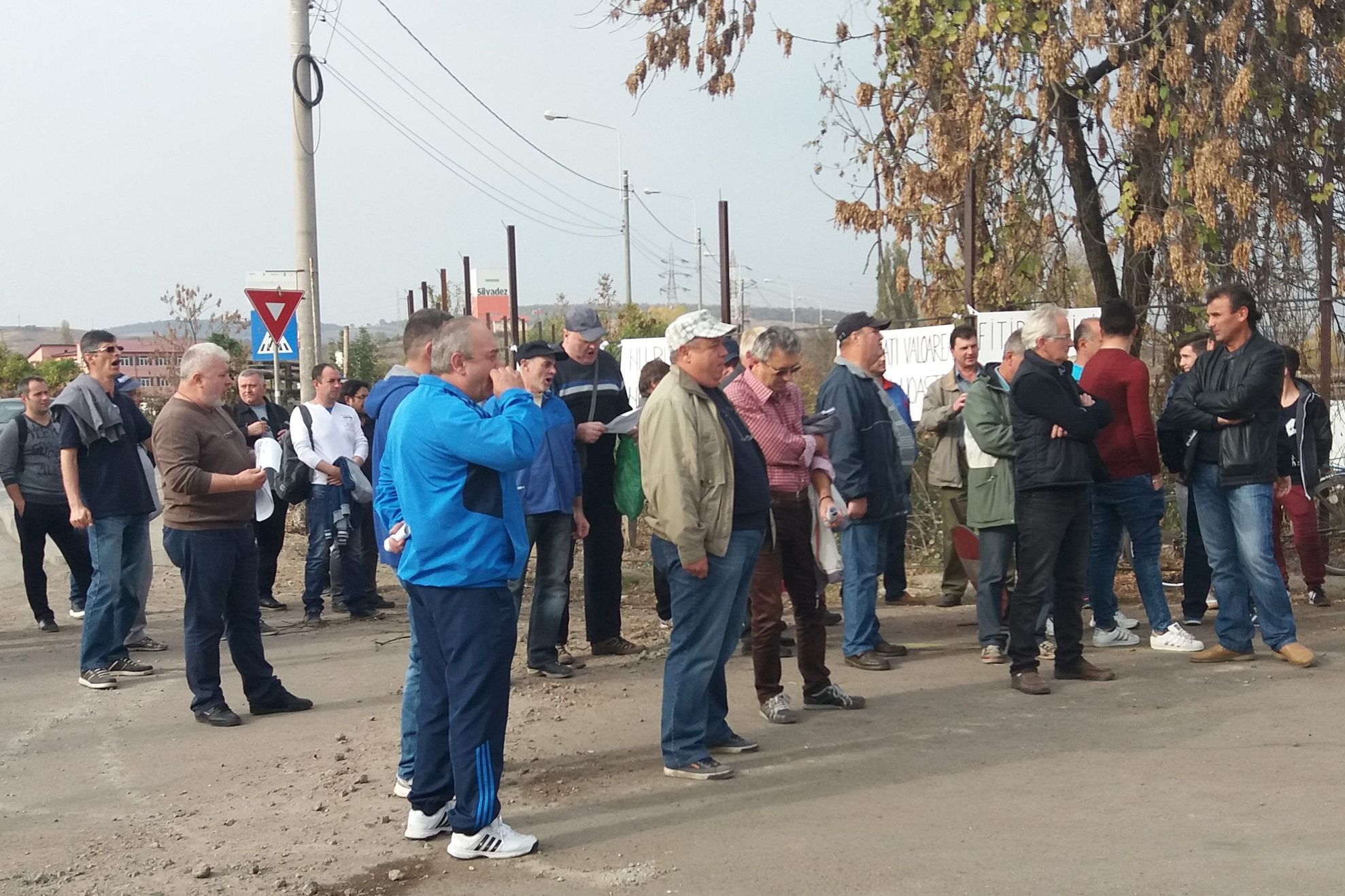 Siderurgiștii de la „Arcelor Mittal” Hunedoara, în grevă japoneză. Protest, la poarta „Oțelăriei”