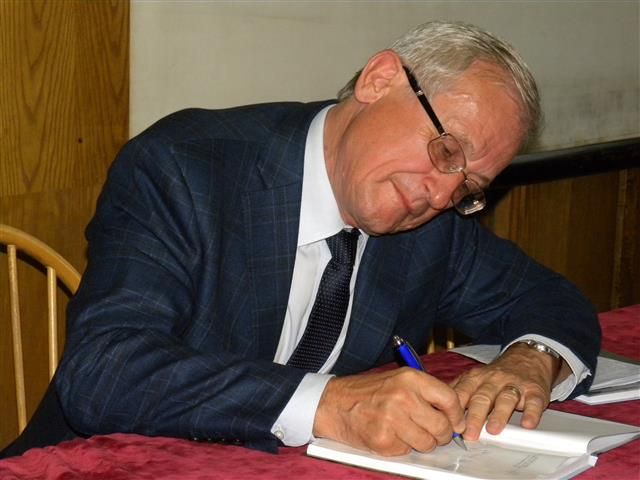 Un fost prefect al județului și ex-director al Termocentralei Mintia își lansează două cărți la Deva
