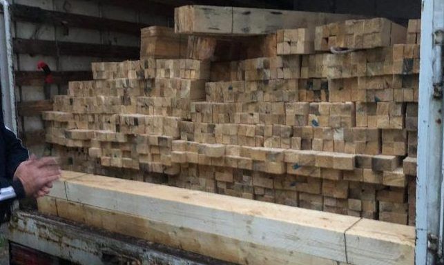 Amendat pentru transport ilegal de cherestea. Camionul, oprit de jandarmii montani la Crișcior