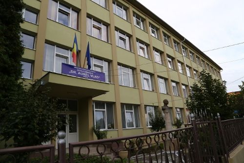 Furt într-o școală din Orăștie. Doi elevi au sustras bani și telefoane mobile