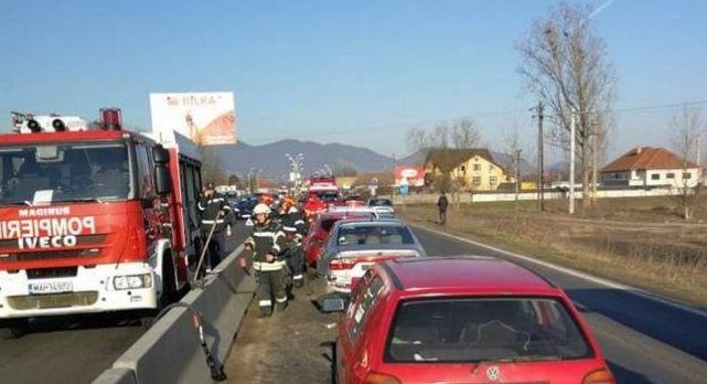 Două accidente produse la intervale scurte de timp, pe DN 7, în zona Sântandrei. Traficul a fost blocată