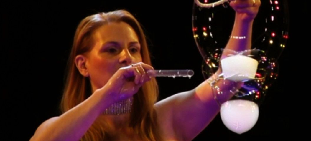 Super-show cu baloane de săpun, la Deva. Un spectacol magic pentru toată familia