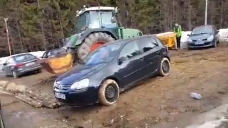 VIDEO| “Offroad” în parcarea din Straja. Turiştii, cu maşinile împotmolite în noroi. „Bătaie de joc pe banii noştri!”